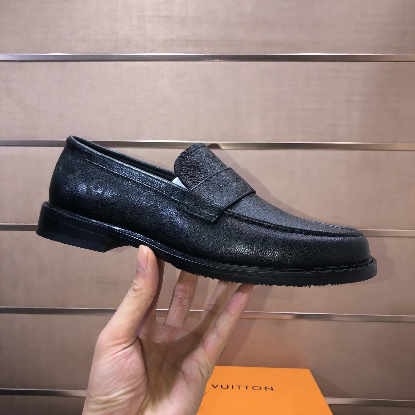 Men's men's shoes💰460💰【LV】(sheepskin lining) formal men's shoes! The high-end formal wear style is luxurious and elegant, with both practicality and style. We pay special attention to quality and details. The original version at the counter is 1:1 ultra-accurate replica👍🏻 The shoe last, leather, workmanship and comfort are not inferior! Material: imported cowhide upper, soft first layer of sheepskin! Code number: 38-45 (45 customized)